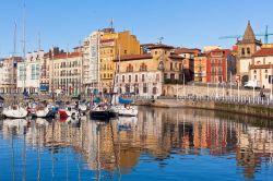 Il panorama del vecchio porto di Gijon nel nord della Spagna, Oceano Atlantico.
