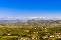 Il panorama dell'Appannino fotografato da Montenero di Bisaccia: sullo sfondo il massiccio della Maiella