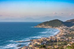 Panorama della costa di Santa Maria a Castellabate, Campania, Italia. Siamo nel Cilento, in provincia di Salerno. In questa località sono state effettuate le riprese di sei film fra cui ...