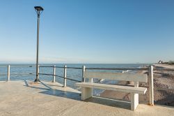 Il panorama della spiaggia di Marotta nelle Marche, sullo sfondo il Conero.