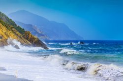 Il panorama delle 5 terre fotografato dalla spiaggia di Deiva Marina, liviera di Levante, Liguria