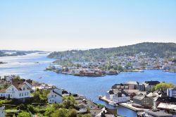 Il panorama dell'insenatura di Arendal, città nel sud della Norvegia. La città possiede un nome simile a quello di Arendelle, il regno di Frozen il cartone della Disney, ma ...