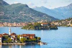 Il panorama dell'Isola dei Pescatori e l'Isola Madre fotografato dalla costa occidentale del Lago Maggiore, tra Stresa e Baveno - © Mostovyi Sergii Igorevich / Shutterstock.com