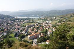 Il panorama di  Avigliana e uno dei suoi laghi in Piemonte