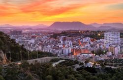Il panorama di Alicante al tramonto dal Castello di Santa Barbara, costa est della Spagna.