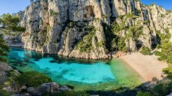 Il panorama di Calanque d'En-Vau nel Parco National delle Calanques vicino a Cassis in Francia