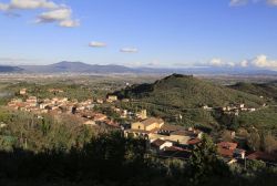 Il panorama di Carmignano di Prato, città della Toscana famosa per il vino - © Assianir, CC BY-SA 4.0, Wikipedia