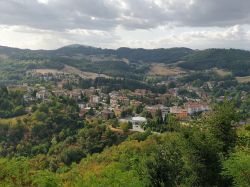 Il panorama di Casina dal Castello di Sarzano in Emilia-Romagna - © TinoFotografie / Shutterstock.com