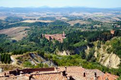 Il panorama di Chiusure in Toscana, le Crete Senesi e il Monstero di Monte Oliveto Maggiore