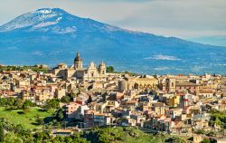 Il panorama di MIlitello in Val di Catania e sullo sfondo il Monte Etna, siamo in Sicilia