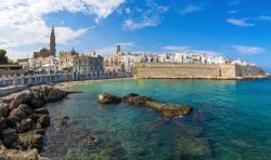 Il panorama di Monopoli, borgo storico sulla costa adriatica della Puglia.