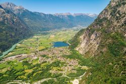 Il panorama di Novate Mezzola, il lago e la Valchiavenna in Lombardia.