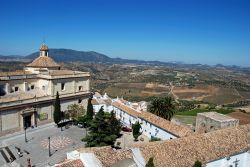Il panorama di Olvera, lo scorcio di una piazza e sullo sfondo le campagne dell'Andalusia ad est di Cadice - © Arena Photo UK / Shutterstock.com