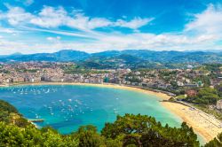 Il panorama di San Sebastian (Donostia) e il magico mare dei Paesi Baschi in Spagna.