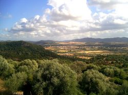 il Panorama di Santadi nel Basso Sulcis, Sardegna sud-occidentale - © Taz92 - Pubblico dominio, Wikipedia