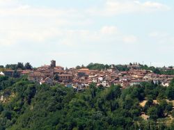 Il panorama generale di Rocca Grimalda, piccolo borgo del Monferrato in Piemonte - © Davide Papalini - CC BY-SA 3.0, Wikipedia