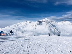 Il panorama sulle Alpi Francesi che si domina dalle piste di Valmorel in Francia