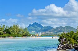 Paradiso tropicale dell'isola dei Cervi, Mauritius - Zone montagnose e vegetazione lussureggiante si mescolano all'azzurro dell'acqua dell'oceano Indiano creando un vero e proprio ...