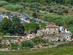 Il parcheggio delle Terme libere di Saturnia ...