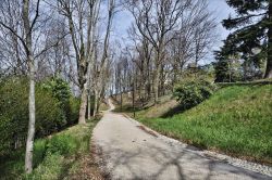 Il parco del Castello di Rivoli in Piemonte: la residenza dei Savoia è oggi uno di Ptrimoni UNESCO dell'Italia - © skyfish / Shutterstock.com