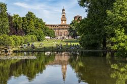 Il Parco del Sempione a Milano, sullo sfondo il Castello Sforzesco - © COLOMBO NICOLA / Shutterstock.com