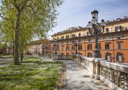 Il Parco della Montagnola a Bologna: la vista verso via dell'Indipendenza. E' stato il primo vero giardino pubblico della città - © peter jeffreys / Shutterstock.com
