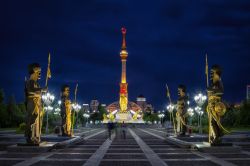 Il Parco dell'Indipendenza di Ashgabat, Turkmenistan, fotografato di sera.

