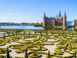 Il parco e il palazzo di Frederiksborg a Hillerod, Danimarca. Una bella immagine di questa fortezza in stile rinascimentale che ospita oltre 70 sale aperte al pubblico. Il palazzo si trova a ...