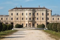 Il parco e l'edificio principale del complesso di Villa Farsetti a Santa Maria di Sala in Veneto, città metropolitana di Venezia - © Massimo Pollani / Shutterstock.com