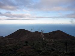 Isole Canarie: le cinque pale eoliche che, in breve tempo, dovrebbero essere in grado di rendere El Hierro la prima isola completamente autosufficiente dal punto di vista energetico.