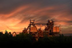 Il Parco Industriale di Duisburg, Germania, al tramonto. Si tratta di un'area caratterizzata da edifici abbandonati con architettura industriale.

