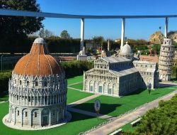 Il Parco Italia in Miniatura a Viserba sulla riviera romagnola: la riproduzione della Piazza dei Miracoli a Pisa - © PhoThought / Shutterstock.com