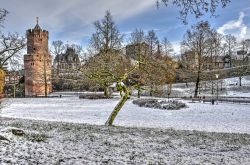 Il parco Kronenburg in inverno con la neve nel centro di Nijmegen, Olanda, con la torre medievale Gunpowder (Olanda).


