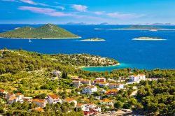 Il parco nazionale delle isole Kornati visto dal villaggio di Drage, Dalmazia, Croazia. Siamo nell'arcipelago con il maggior numero di isole dell'intero Mediterraneo: è composto ...