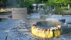 Il parco pubblico di Raksa Warin nella provincia di Ranong, Thailandia, con sorgenti di acqua calda. Vengono utilizzate per trattare varie tipologie di dolori - © Thanachet Maviang / Shutterstock.com ...