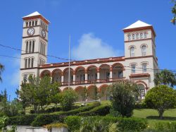 Il Parlamento con la Torre dell'Orologio a Hamilton, Bermuda. La costruzione di questo palazzo risale al 1817, due anni dopo che la capitale delle Bermuda venne trasferita da St. George ...