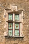 Il particolare di una finestra con un simbolo araldico nello Château de l'Empéri, il castello medievale situato nel centro di Salon-de-Provence, Francia - foto © sigurcamp ...