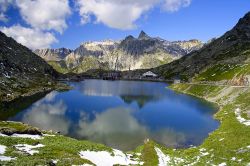 Il passo e il lago di San Bernardino, Svizzera. Qui si può ammirare un paesaggio palustre formato da rocce, laghetti e pantani.
