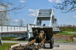 Il Pegasus bridge si trova nei dintorni di Caen, nel villaggio di Benouville in Normandia