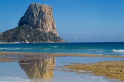 Il Penon de Ifach riflesso nelle acque del Mediterraneo, Calpe, Spagna.
