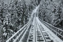 Il percorso della funicolare che collega la cittadina di Stoos con quella di Schwyz, Svizzera. Siamo in uno dei paesaggi montani più suggestivi della Svizzera in una giornata di nebbia ...