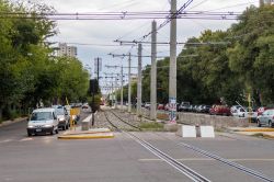 Il percorso della metrotranvia (Light Rail) in Avenida Belgrano a Mendoza, Argentina. - © Matyas Rehak / Shutterstock.com