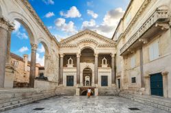 Il peristilio del Palazzo di Diocleziano in centro a Spalato in Croazia