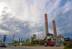 Il Petrolchimico di Gela, sorto per la lavorazione del petrolio scoperto in questa zona nel secolo scorso - © maudanros / Shutterstock.com