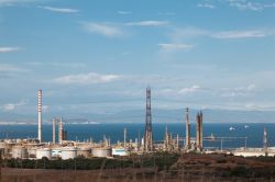 Il Petrolchimico di Sarros nel golfo di Cagliari in Sardegna - © Sandronize / Shutterstock.com