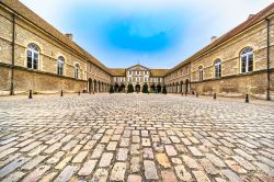 Il piazzale del Municipio di Beaune, Francia. Per molto tempo, questa cittadina è stata la residenza preferita dei duchi di Borgogna.
