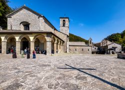 Il piazzale del Santuario di La Verna in Toscana, uno dei luoghi di San Francesco