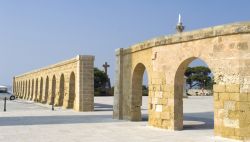 Il piazzale del santuario di Santa Maria de Finibus Terrae a Santa Maria di Leuca, Puglia. La basilica è cosi chiamata in quanto si trova all'estremità sud orientale delle ...