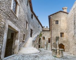 Il piccolo borgo del Castello Piccolomini a Capestrano in Abruzzo - © Stefano_Valeri / Shutterstock.com