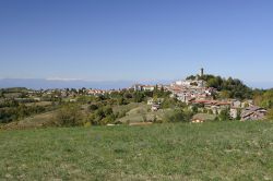 Il piccolo borgo di Murazzano sulle Langhe, siamo in Piemonte.